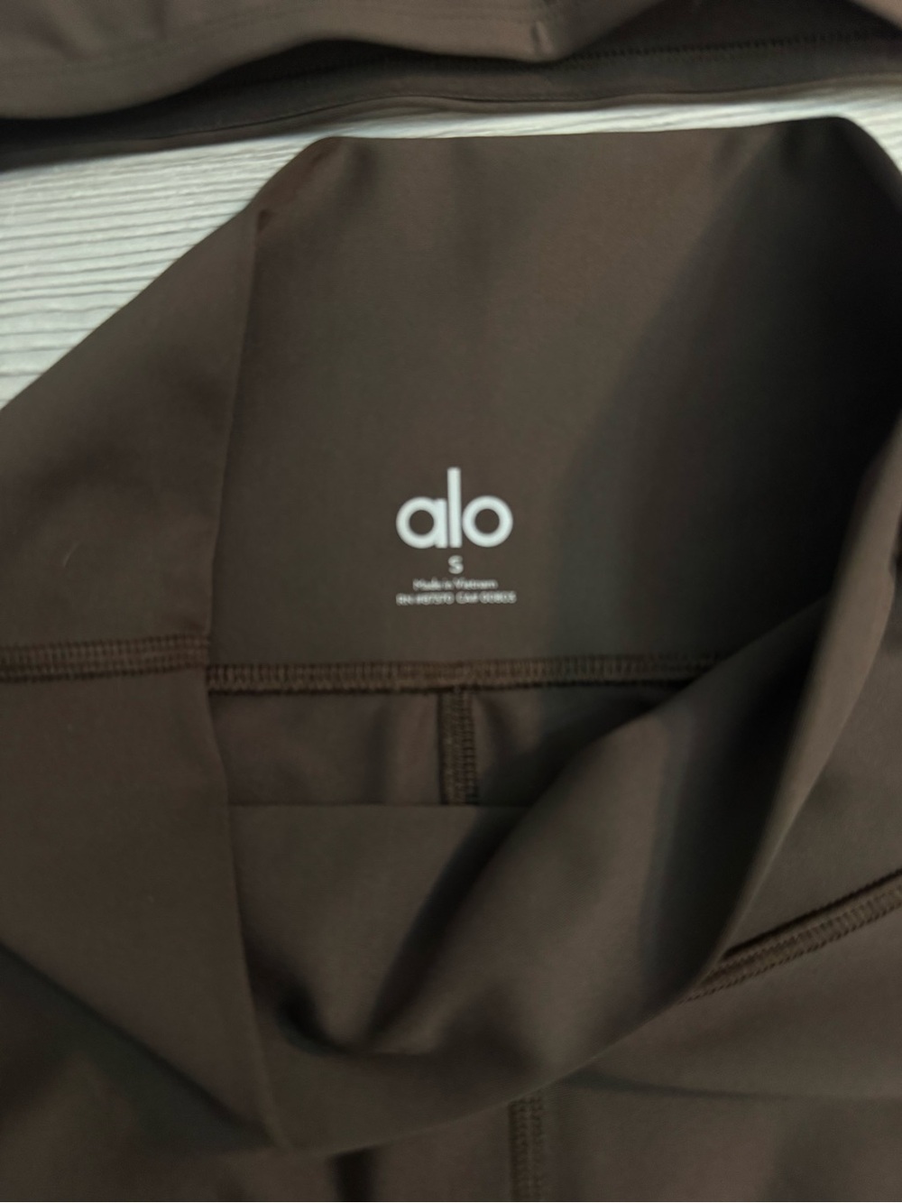 ALO Yoga Airlift Espresso Sports Bra & High-Waist Leggings Set - Picture 3 of 5